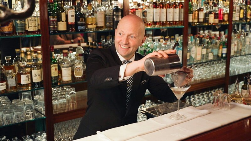 Christian Heiss, Chef de Bar in der Kronenhalle-Bar. Neben dieser Tätigkeit ist Heiss auch Mentaltrainer und Yogalehrer. – Bild: 3sat