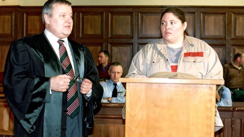 Zum Entsetzen von Walters Anwalt Stricker (Hans Hohlbein) sagt Nancy (Livia S. Reinhard) aus, Walter habe ihr gegenüber den Mord an Ines gestanden. – Bild: TVNOW /​ Richard Hübner