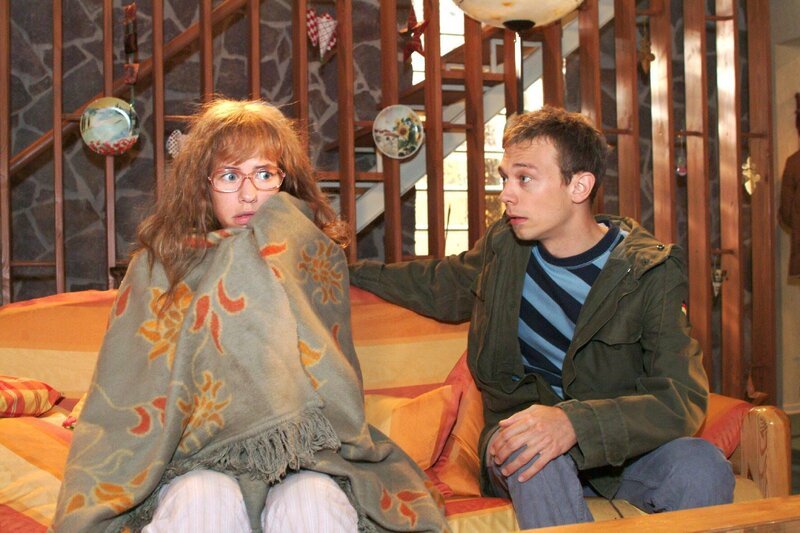 Lisa (Alexandra Neldel, l.) mag nicht an Jürgens (Oliver Bokern, r.) Schreckensszenario glauben. – Bild: SAT.1 /​ Monika Schürle