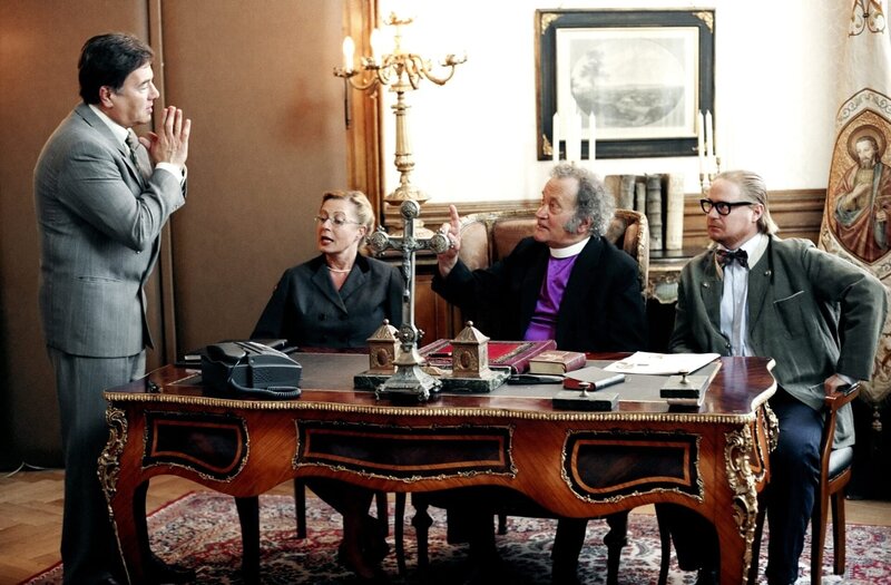 „Kaisermühlen Blues“, „Missverständnisse.“ Trautmann hilft den Gestettners alle notwendigen Dokumente für die Adoption des kleinen Maurice zu beschaffen. Der Monsignore legt Schoitl nahe, sein Verhältnis zu Johanna Suntil zumindest mit einer Verlobung offiziell zu machen. Bei der Feier kommt es zu einem folgenschweren Skandal.Im Bild (v.li.): Peter Fröhlich (Erwin Schoitl), Veronika Faber (Fr. Klammer), Kurt Weinzierl (Monsignore Fatzl), Rochus Millauer (Mann in Filmkommission). – Bild: ORF/​MR Film/​Contessina Bauer