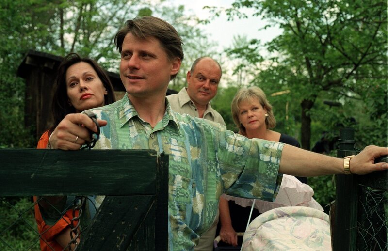 „Kaisermühlen Blues“, „Auf krummen Linien.“ Reinhard, der Privatdetektiv, soll im Auftrag von Mutter Schoitl herausfinden, wie weit die Beziehung ihres Sohnes zu der Putzfrau Suntil geht. Sandras Tante aus Tirol kommt und verdreht Kudrnac den Kopf. August zeigt seiner Familie stolz das erworbene Haus und löst allgemeines Entsetzen aus.Im Bild (v.li.): Evelyn Engleder (Nancy Schimek), Christian Spatzek (August Schimek), Wolfgang Böck (Trautmann), Marianne Mendt (Gitti Schimek). – Bild: ORF/​MR Film/​Contessina Bauer