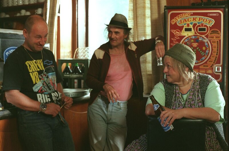 (v.li.): Roland Düringer, Herbert Pendl (Besoffener), Martha Butbul (Jazz Gitti). – Bild: ORF/​MR-Film/​Contessina Bauer