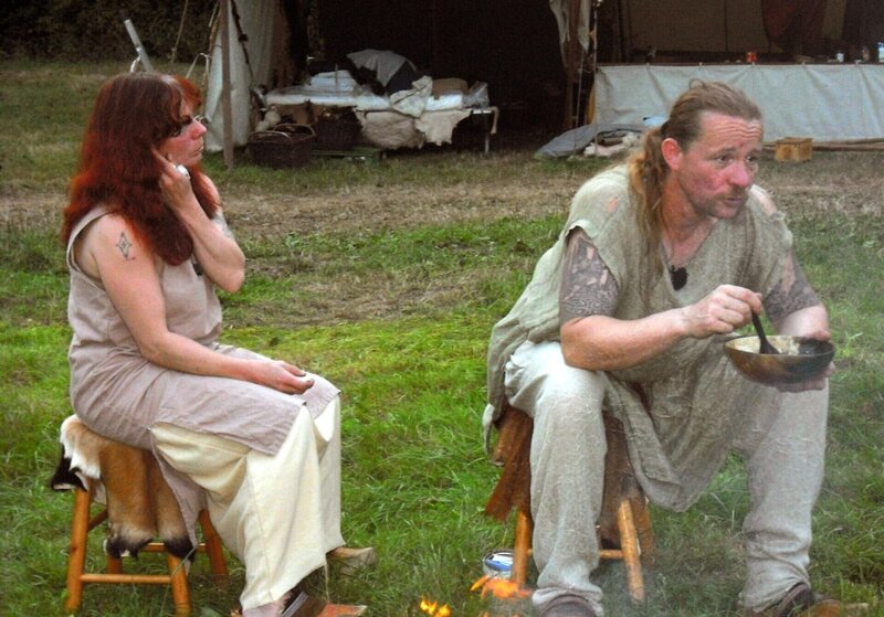 Thomas, auch „Tiger“ genannt, ist seit Jahren leidenschaftlicher Mittelalter-Fan und lebt diese Passion auch täglich im Eigenheim. Für seine Verlobte Andrea ist diese Welt noch recht neu. Zum ersten Mal wird sie ihren Tiger zum Mittelaltercamping begleiten. – Bild: RTL II