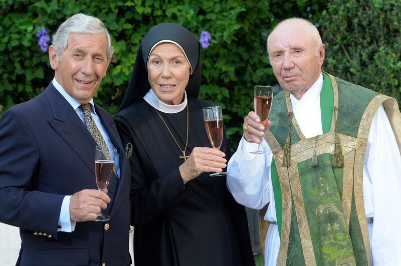 (v.li.): Peter Hugo („Prinz Charles“), Gaby Dohm (Louise von Beilheim), Horst Sachtleben (Bischof Rossbauer). – Bild: ORF/​Tinian/​Kineos/​Jacqueline Krause-Burberg