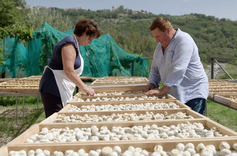 Teresa und Antonio Rizzo beim Trocknen der Cilento-Feige – Bild: Florianfilm