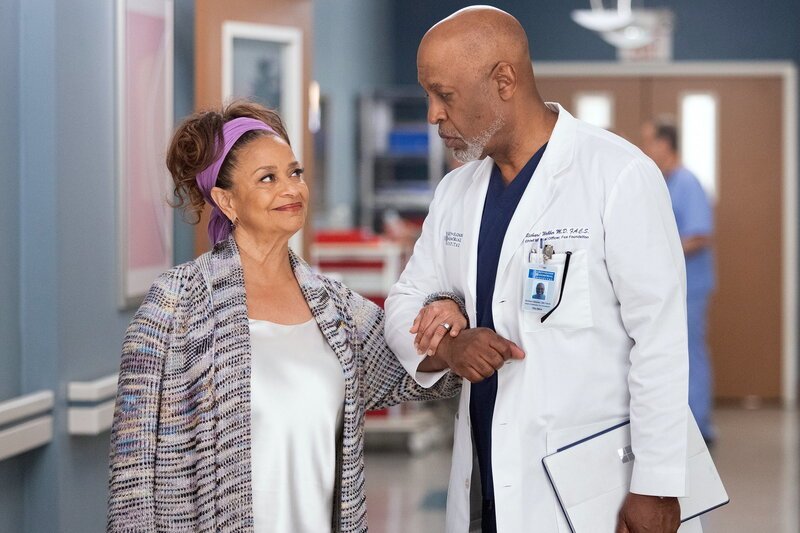 Grey’s Anatomy Staffel 18 Folge 18 Debbie Allen als Dr. Catherine Fox, James Pickens Jr. als Dr. Richard Webber SRF/​ABC Studios – Bild: SF2