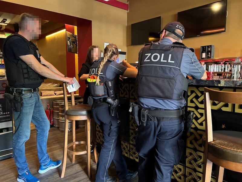 Auf Suche nach Schwarzarbeitern und Sozialbetrügern: „Beziehen Sie Leistungen vom Jobcenter?“ – Bild: Pölitz, Tonja /​ ZDF
