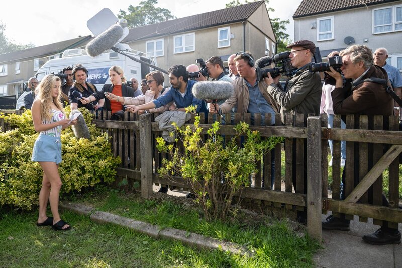 Chloe Ayling (Nadia Parkes) gibt den Medienvertretern, die vor dem Haus ihrer Mutter warten, ein kurzes Statement. – Bild: ZDF und Sally Mais