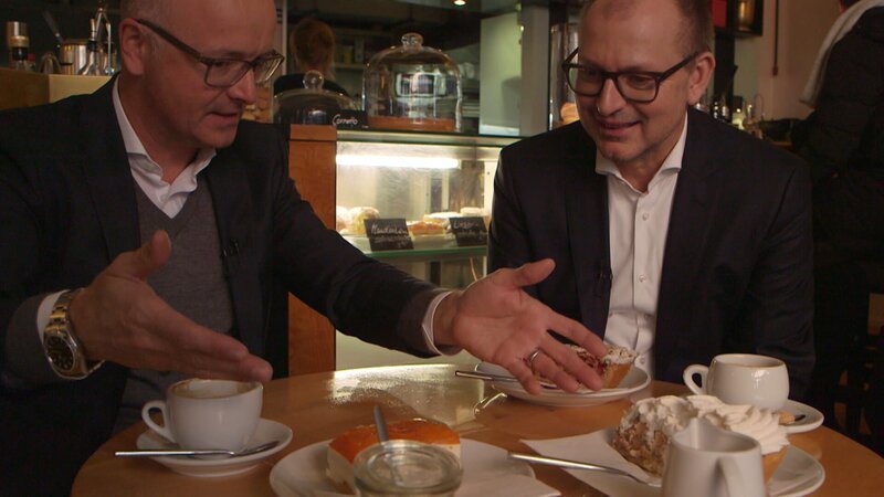 Von links: Wissenschaftsmoderator Karsten Schwanke und Prof. Dr. Christian Hesse (Professor für Mathematische Statistik an der Universität Stuttgart) beim mathematischen Kaffeeklatsch. – Bild: BR/​Maximilian Schecker