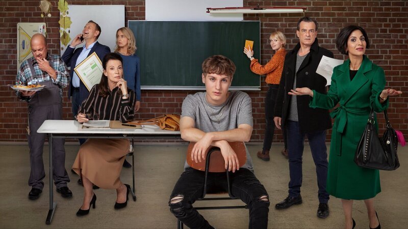 Herr Eichmann (Florian Martens), Direktor Stege (Devid Striesow), Frau Dr. Nüssen-Winkelmann (Iris Berben), Valerie Berlinger (Ursina Lardi), Max Berlinger (Samuel Benito), Annika Ritter (Anna Brüggemann), Simon Berlinger (Thomas Sarbacher), Majan Marschner Merizade (Neda Rahmanian). – Bild: ZDF Herr Eichmann (Florian Martens), Direktor Stege (Devid Striesow), Frau Dr. Nüssen-Winkelmann (Iris Berben), Valerie Berlinger (Ursina Lardi), Max Berlinger (Samuel Benito), Annika Ritter (Anna Brüggemann), Simon Berlinger (Thomas Sarbacher), Majan Marschner Merizade (Neda Rahmanian). – Bild: ZDF