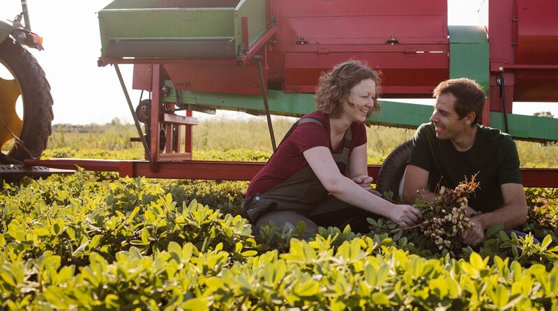 Eva und Jakob auf dem Erdnussfeld. Weiteres Bildmaterial finden Sie unter www.br-foto.de. – Bild: BR/​Bianca Taube