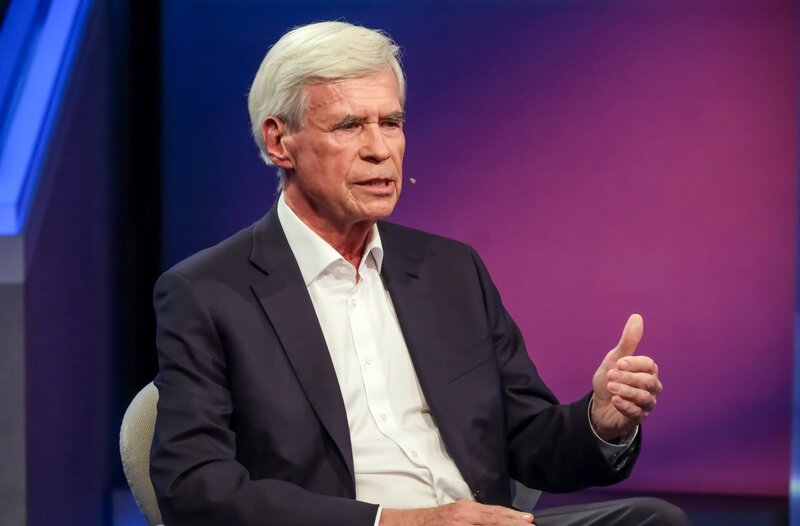 Zu Gast bei Moderatorin Sandra Maischberger: Michael Otto (Unternehmer und Ehrenvorsitzender des Aufsichtsrats der Otto Group). – Bild: WDR/​Oliver Ziebe