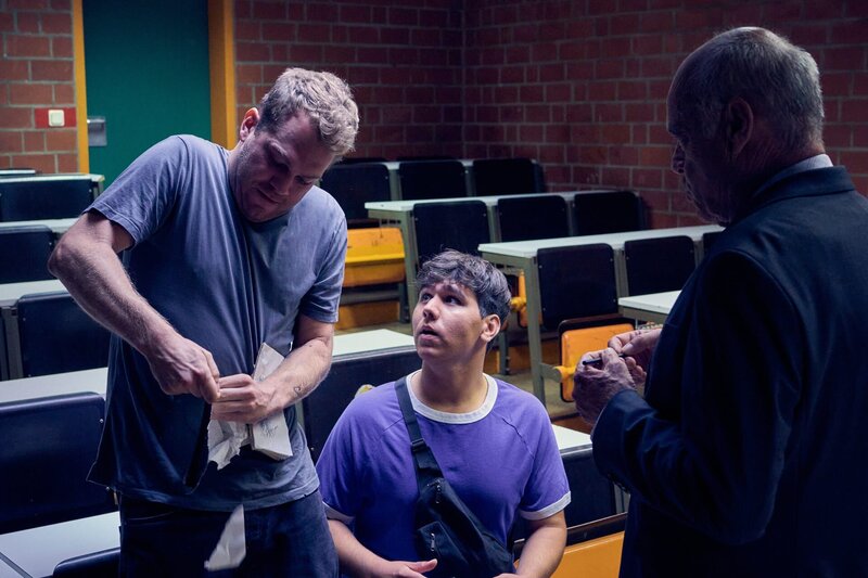 In einem Anfall von Wut zerreißt Julian (Ben Münchow, l.) das Notizbuch von Herrn Findeis (Jochen Kolenda, r.), mit dem der Lehrer ihn selbst jahrelang unter Druck setzte. Ernst (Diyar Ilhan, M.) schaut fassungslos zu. Doch: Das Buch gewinnt immer. – Bild: ZDF