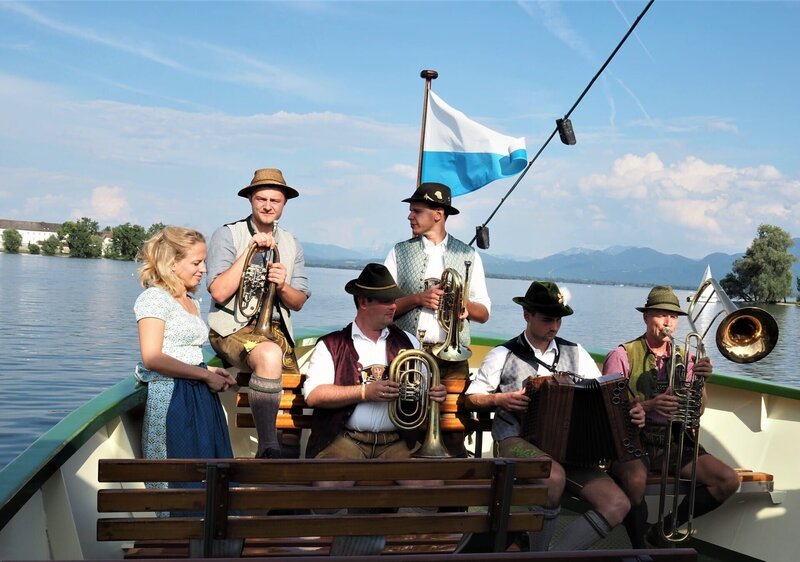 De boarische Bris’ mit Moderatorin Susanne Wiesner (links) auf dem Chiemsee. – Bild: BR /​ Moritz Kipphardt /​ Harald Rentsch /​ Daniel Delbeck
