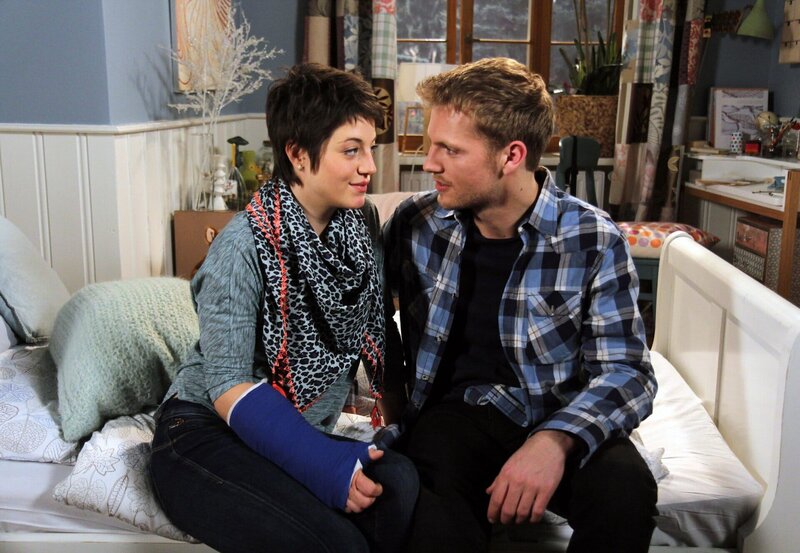 ARD ROTE ROSEN FOLGE 1506, am Mittwoch um 14:10 Uhr im ERSTEN. Robin (Niklas Osterloh, r.) ist glücklich, dass Ariane (Alexandra Horn, l.) sich zu ihm bekennt – mit all seinen Ecken und Kanten. – Bild: ARD/​Nicole Manthey