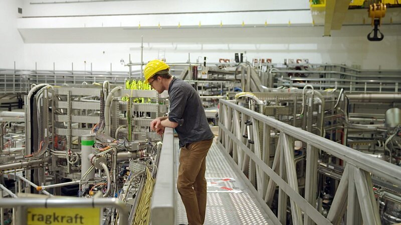Am Greifswalder Max-Planck-Institut für Plasmaphysik forschen die Wissenschaftler an einer besonders ambitionierten Technik der Energiegewinnung. – Bild: MDR/​Hoferichter&Jacobs