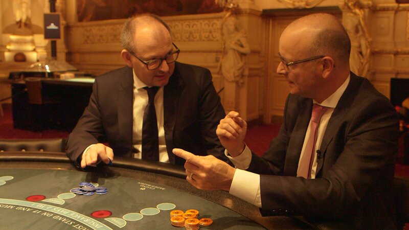 Von links: Prof. Dr. Christian Hesse (Professor für Mathematische Statistik an der Universität Stuttgart) und Wissenschaftsmoderator Karsten Schwanke im Casino Baden-Baden. – Bild: BR/​Maximilian Schecker