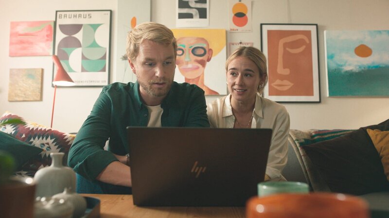 Hilma (Alba August) und Ola (Björn Gustafsson) scherzen bei der Suche nach einem Samenspender. – Bild: NDR/​KRO-NCRV