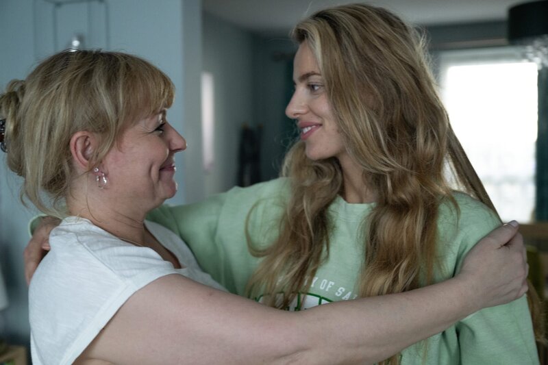 Chloe (Nadia Parkes, r.) und ihre Mutter Bea (Christine Tremarco, l.) sind erleichtert. – Bild: ZDF