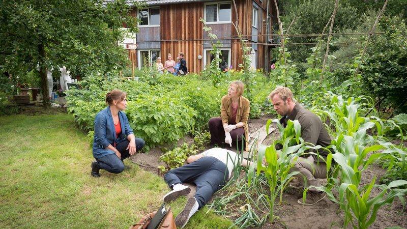 Der junge Student Paul Jörgensen (Joshua Grote) wird erschlagen aufgefunden. Was Pathologin Helene Sturbeck (Katharina Blaschke, M.), unter den Augen von Katrin Börensen (Claudia Schmutzler, l.) und Lars Pöhlmann (Dominic Boeer, r.), auf die Schnelle feststellen kann, ist lediglich, dass der Tote einen Schlag auf den Hinterkopf bekommen hat. Todesursache: Schädelfraktur. Wer hat ihn erschlagen? – Bild: ZDF/​ZDF/​Meyerbroeker