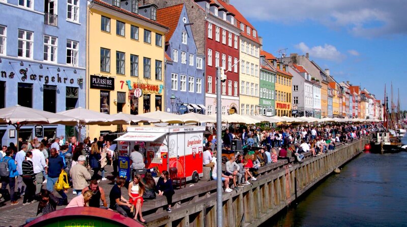 Der Nyhavn in der dänischen Hauptstadt Kopenhagen. – Bild: rbb /​ ZDF