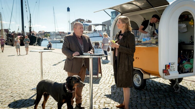 Hauptkommissar Reuter (Udo Kroschwald, l.); Ute Kampnagel (Paula Paul, r.) – Bild: ZDF /​ Marc Meyerbroeker