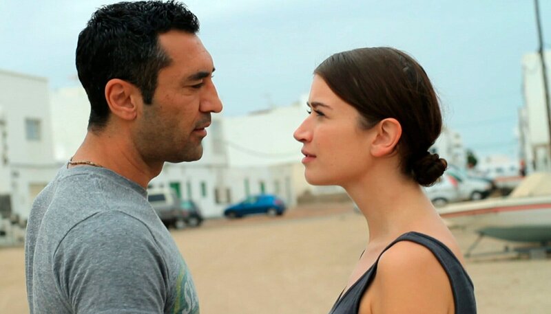 Cenk Batu (Mehmet Kurtulus) und Gloria (Anna Bederke). – Bild: NDR