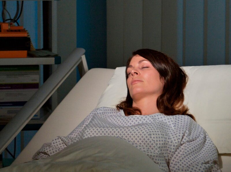 Elena Eichhorn (Cheryl Shepard) kann durch einen Blutaustausch gerettet werden. – Bild: MDR/​MDR/​Krajewsky