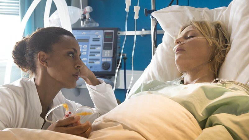 Helen (Dennenesch Zoudé, l.) macht sich große Sorgen um Melanie (Sanna Englund, r.). Wird Melanie durch die Schussverletzung querschnittsgelähmt sein? – Bild: ZDF