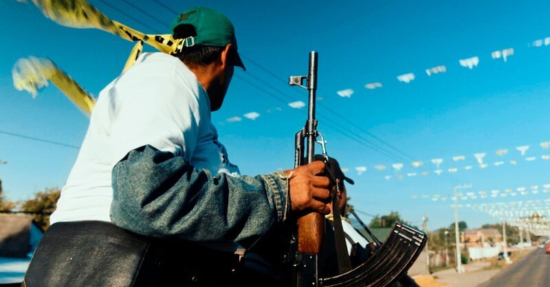 Die Autodefensas patroullieren durch den Ort. – Bild: WDR/DCM GmbH Die Autodefensas patroullieren durch den Ort. – Bild: WDR/DCM GmbH
