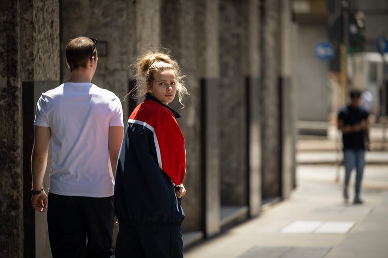 Chloe kommt endlich frei. Allerdings weicht MD auch beim britischen Konsulat in Mailand nicht von ihrer Seite. – Bild: Sally Mais /​ ZDF