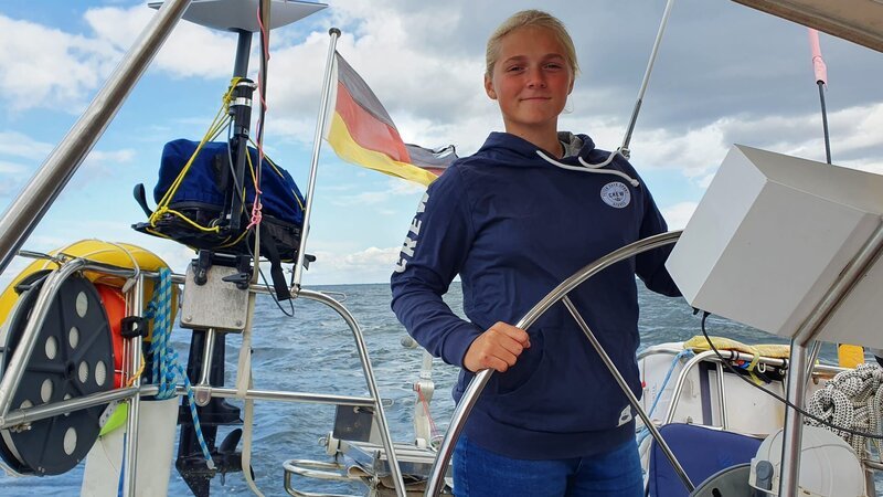 Luise bereist mit 14 Jahren mit ihrer Familie ein Jahr lang die Welt. Ein Abenteuer auf einer Segelyacht, bei dem sie in vier Wochen auch den Atlantik überquert. – Bild: KiKA/​Claudia Aghte