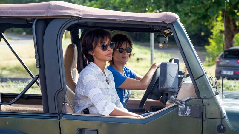 Ein mysteriöser Todesfall in einem Geisterhaus ruft die Ermittlerinnen Sainte-Rose (Sonia Rolland, l.) und Crivelli (Béatrice de la Boulaye, r.) auf den Plan. Doch die weniger abergläubische Sainte-Rose vermutet, dass hinter der Tat etwas anderes steckt als gedacht. – Bild: ZDF