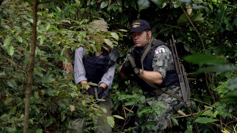 Madelaine Cruise (Renai Caruso, l.), Chief Petty Officer Andy ‚Charge‘ (John Batchelor, r.) – Bild: AXN Black