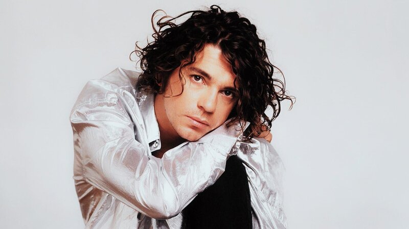 Rockstar & Sexidol: In den 80er und 90er-Jahren füllt INXS mit Frontmann Michael Hutchence die großen Stadien der Welt. – Bild: phoenix/​ZDF/​3DD Productions