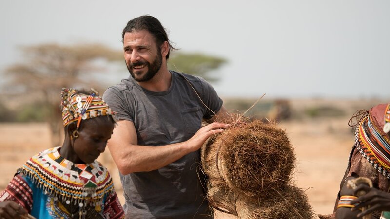 Kenya – Hazen helping Rendille women dismantle their hut. – Bild: National Geographic /​ Laurence Hamilton-Baillie