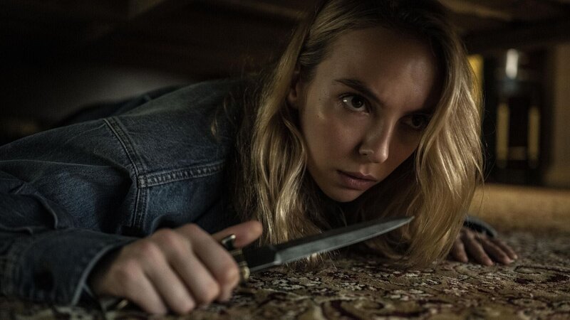 Villanelle (Jodie Comer) konnte sich unbemerkt in das Schlafzimmer ihres Opfers schleichen. Nun wartet die Profi-Killerin geduldig auf ihre Chance. – Bild: Sid Gentle Films Limited. /​ Anika Molnar Lizenzbild frei