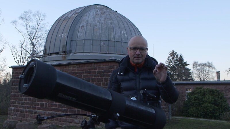 Wissenschaftsmoderator Karsten Schwanke an der Landessternwarte Königstuhl in Heidelberg. – Bild: BR/​Maximilian Schecker