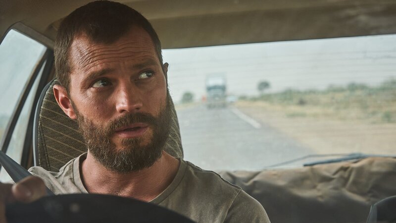 Der Fremde (Jamie Dornan) wird bei seiner Fahrt durchs Outback von einem Lastwagen verfolgt. Beim anschließenden Unfall verliert er sein Gedächtnis. – Bild: ZDF und Ian Routledge./​Ian Routledge