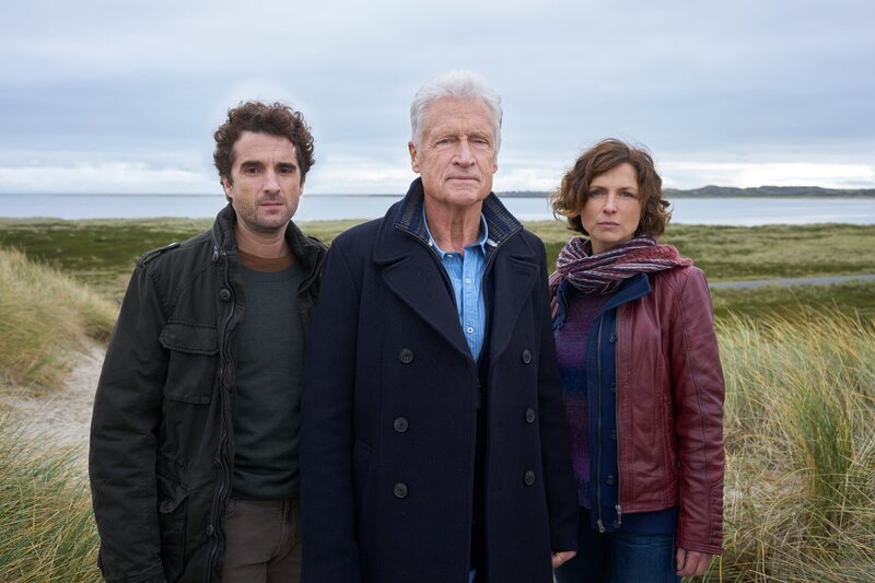 Hauptkommissar Theo Clüver (Robert Atzorn, M.) und seine Kollegen Ina Behrendsen (Julia Brendler) und Hinnerk Feldmann (Oliver Wnuk) haben es diesmal mit einem schwergewichtigen und gefährlichen Gegner zu tun. – Bild: ZDF