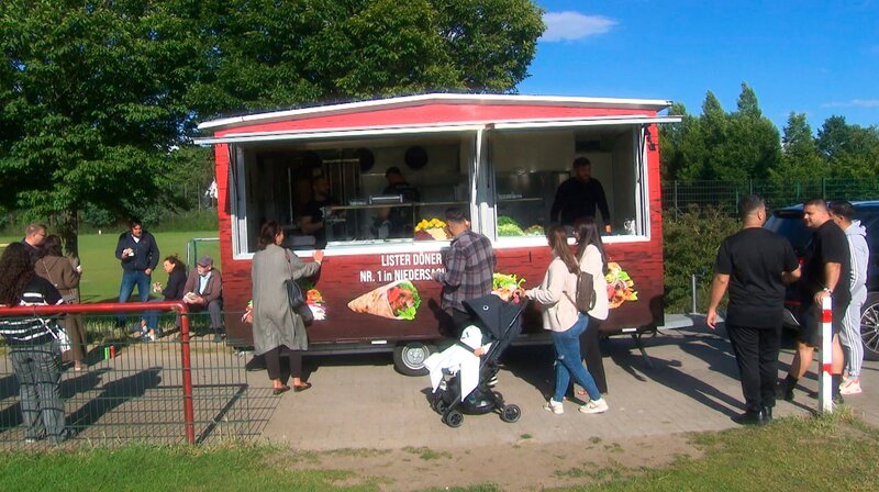 Die Idee zum Verkaufswagen wurde durch den Umbau ihres Ladens geboren. Um die Umbauarbeiten zu überbrücken, haben die beiden Brüder vor ihrem Imbiss kurzerhand einen Verkaufswagen aufgestellt, mit dem sie ihre Kunden weiterhin bedienen konnten. – Bild: NDR/​AZ MEDIA TV GmbH