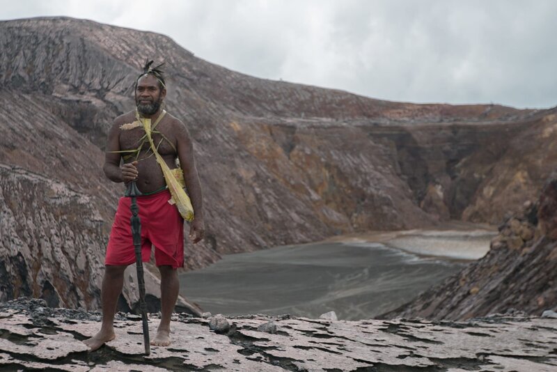 Vanuatu – Salkon Chief Viktor at the peak of the Mount Gharet volcano. – Bild: National Geographic /​ Jimmy Cape
