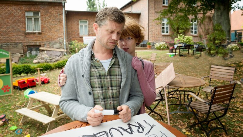 Die Welt von Karla Tewes (Sarah Bauerett) scheint stillzustehen. Ihr Sohn ist tot. Sie kann sich nicht erklären, was auf Max’ Nachhauseweg vom Baden passiert ist. Gemeinsam mit ihrem Lebensgefährten Felix (Andreas Guenther) muss sie einen Weg finden, wie das Leben ohne Max weitergehen kann. Wird die Polizei aufklären können, was mit ihrem Sohn passiert ist? – Bild: ZDF/​ZDF/​Meyerbroeker
