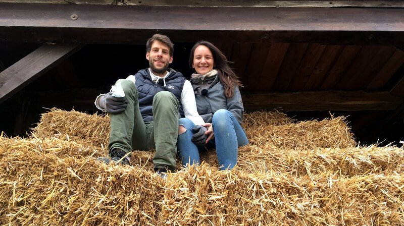 Irene und Matthias Thomsen bauen ein Haus aus Stroh. – Bild: NDR/​video-arthouse/​Nora Stoewer