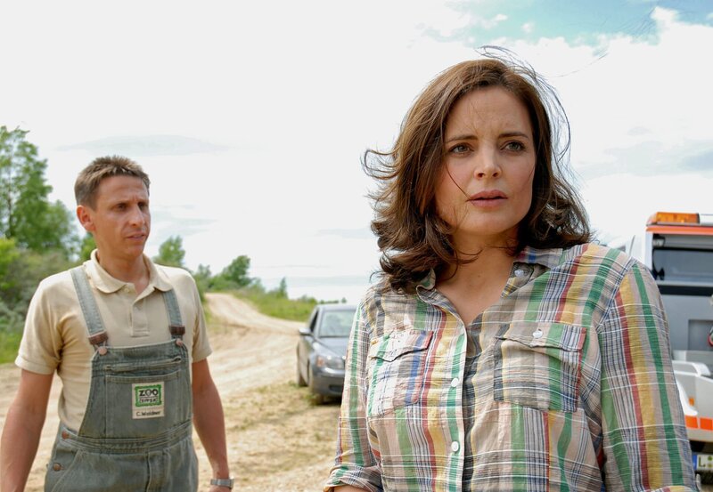 Tierpfleger Conny (Thorsten Wolf, links) und Susanne Mertens (Elisabeth Lanz) sind wegen des kranken Nashornbullen Nobi in großer Sorge. – Bild: BR/​ARD/​Christa Köfer