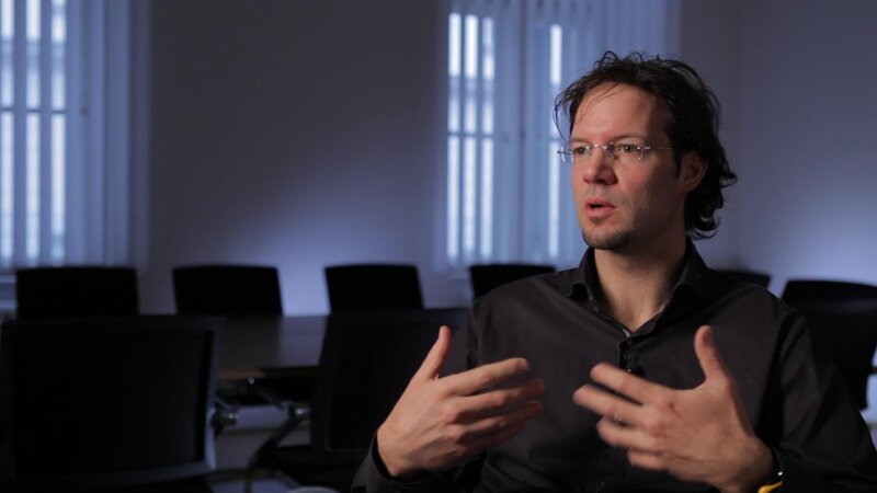 Prof. Dr. Claus Lamm (Professor für Biologische Psychologie an der Universität Wien).  Gutmenschen vs. Egoisten? Arm gegen Reich? Macht gegen Moral? Forschungsergebnisse  zeichnen ein anderes Menschenbild: Der Mensch als soziales Wesen, das Werten wie Großzügigkeit und Gerechtigkeit den Vorzug vor schierem Eigennutz gibt. Wir nehmen den Zuschauer mit auf sein ganz persönliches Abenteuer, an dessen Ende er sich selber fragt, wie viel Altruismus wohl in ihm steckt. – Bild: BR/​INTER/​AKTION GmbH