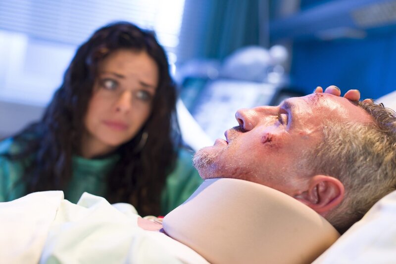 Giovanna (Maja Maneiro, l.) macht sich Sorgen um ihren Verlobten Ingo Beuters (Tim Wilde, r.), der absichtlich überfahren wurde, als er Giovanna beschützen wollte. – Bild: ZDF und Boris Laewen