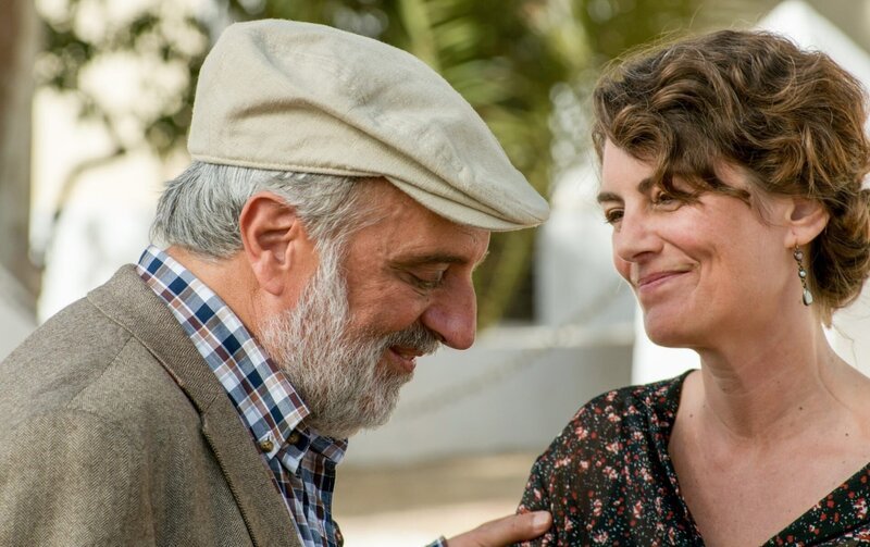  Bei Santiago (Alessandro Bressanello) und seiner Frau Maria (Alicia Gomez) findet Hannah erst einmal Unterschlupf und trifft dort auf den traumatisierten Hengst El Loco. – Bild: ORF/​ZDF/​Roland Suso Richter