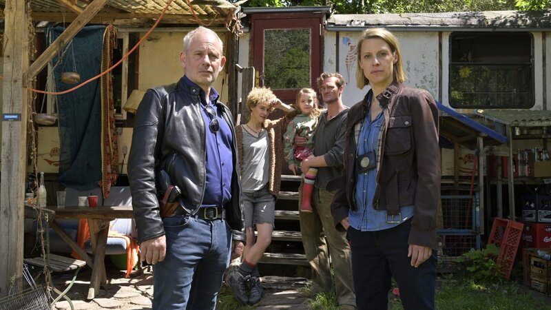 Die Wagenburg-BewohnerInnen Jo Krielow (Karen Dahmen, 2.v.l.) und Harry Funk (David Bredin, 2.v.r.) gemeinsam mit ihrer Tochter Rosa Krielow (Miri Sommer, M.) trauen den KommissarInnen Tamara Meurer (Anja Pahl, r.) und Bernhard Henschel (Michael Lott, l.) nicht über den Weg. – Bild: ZDF und Christiane Pausch