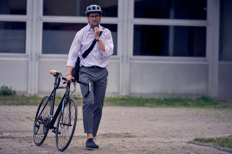 Schuldirektor Guideon Stöfgen (Tom Beck) . – Bild: Frank Dicks /​ ZDF